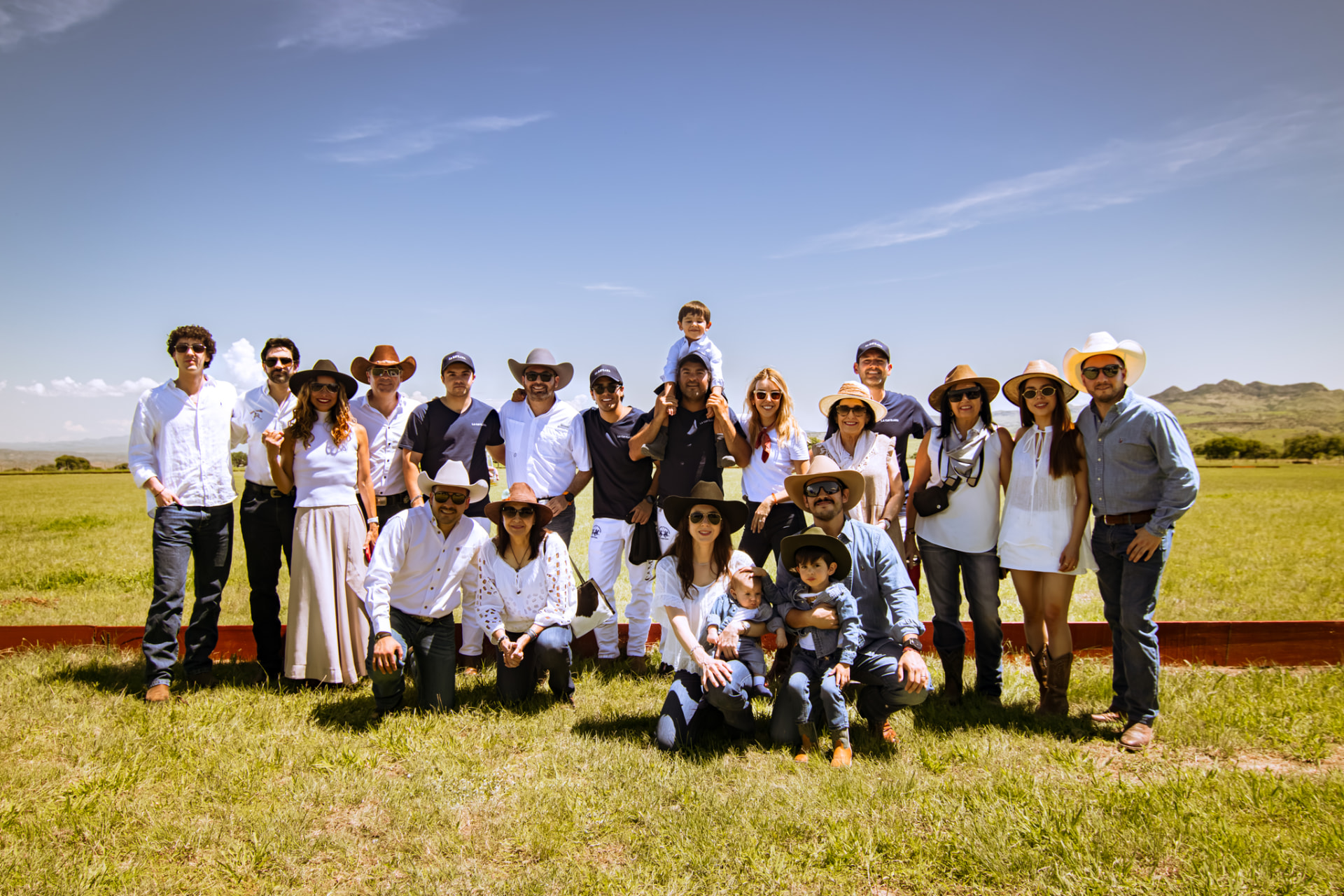 Familia, clientes y aliados reunidos en un evento de La Gavilana Polo.