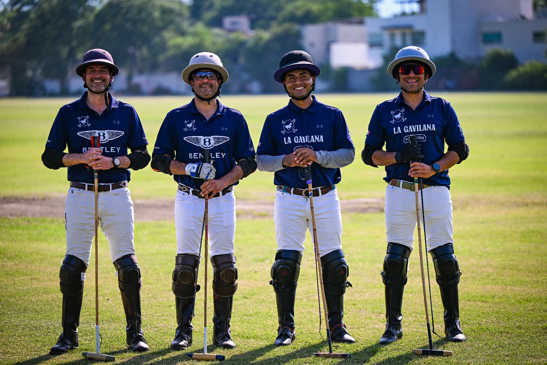 Equipo de La Gavilana Polo con sus tacos en la cancha.
